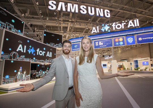 오는 6일부터 10일(현지시간) 'IFA 2024'가 열리는 독일 베를린 '메세 베를린'의 '시티큐브 베를린' 내 삼성전자 전시관 입구에서 삼성전자 모델이 전시 주제인 '모두를 위한 AI(AI for All)'를 소개하고 있다.